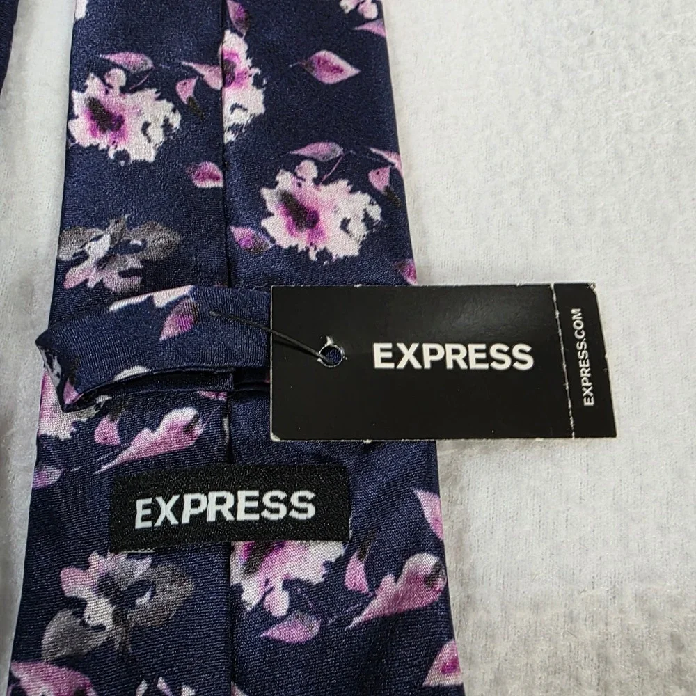 Express necktie features